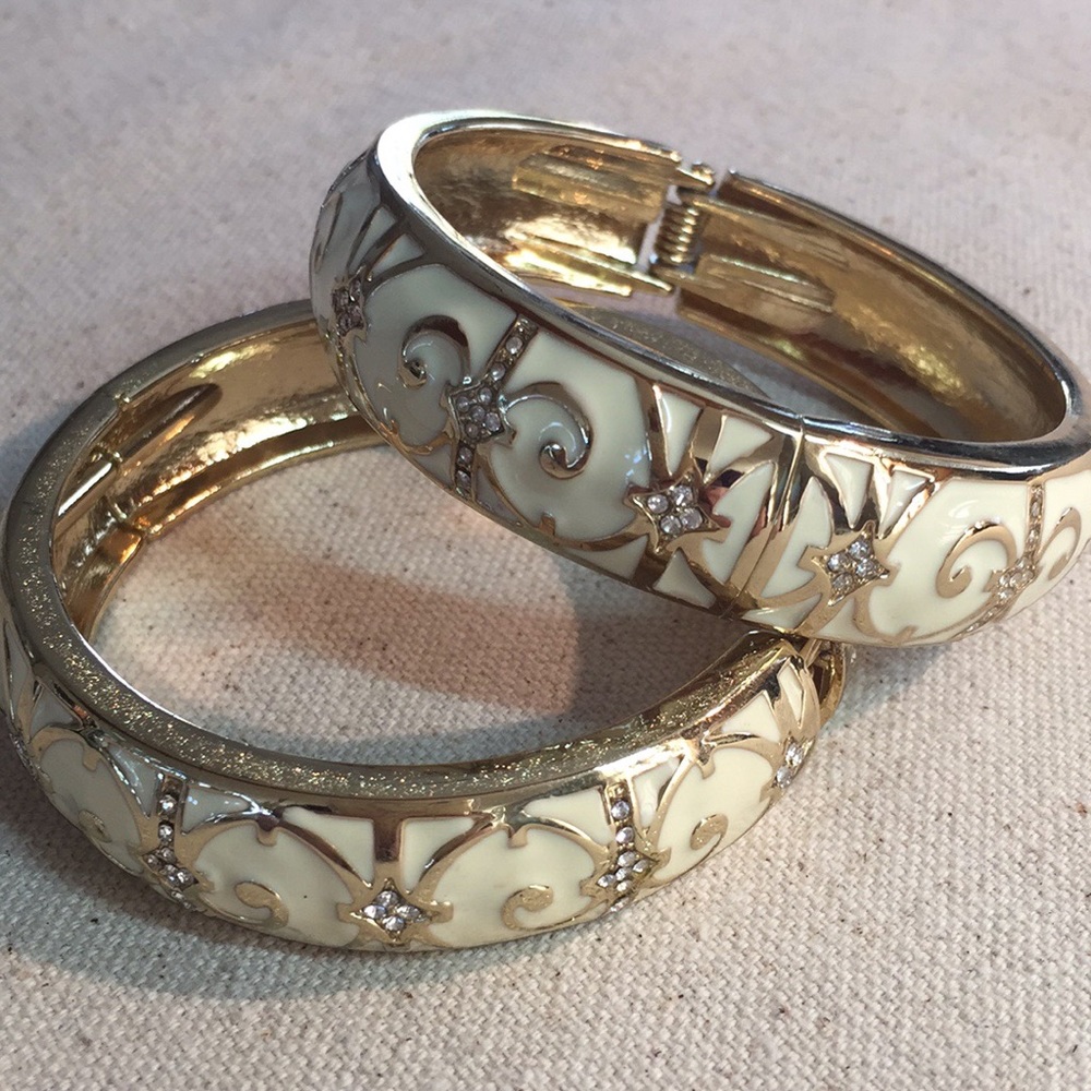 Pair of elegant enameled bangles